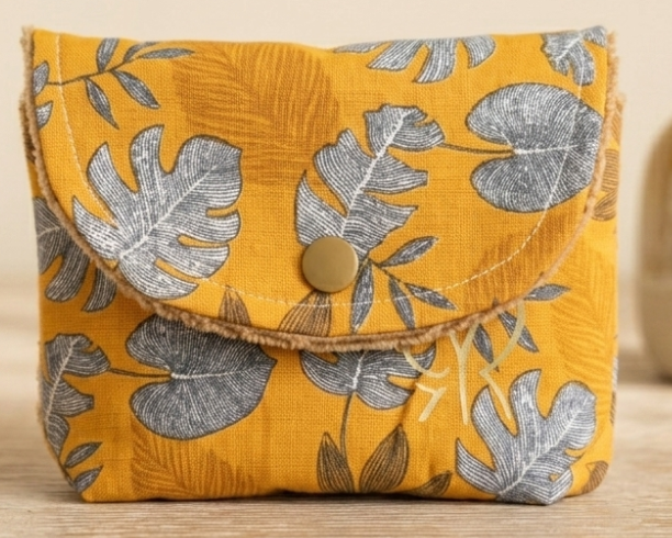 Pochette à savon en tissu naturel avec intérieur en bambou imperméable, idéale pour protéger un savon saponifié à froid et le transporter même humide, fermeture par bouton pression.
