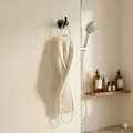 Lave-dos en éponge de bambou présenté en mise en scène dans une salle de bain naturelle, idéal pour exfolier et nettoyer le dos en douceur. 